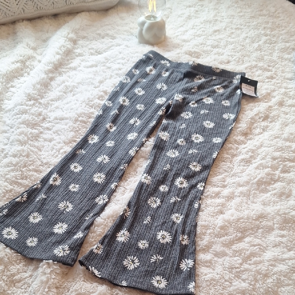 Art Class Gray and White Floral Pants M (7/8)
